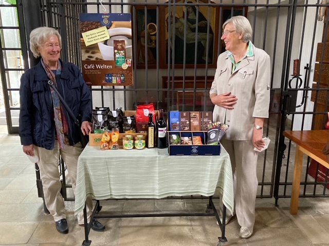 Zwei Frauen stehen beim Fair-Verkaufstisch in St. Albert