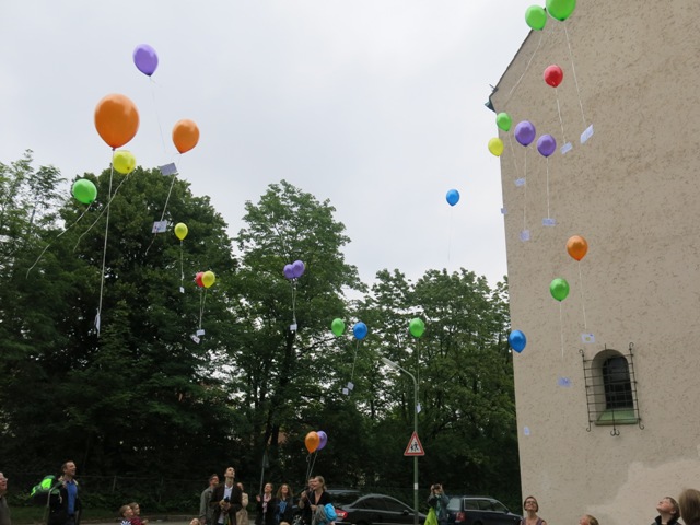 Luftballons steigen vor St. Albert auf.