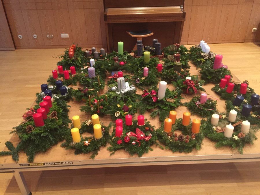 Adventskränze liegen nebeneinander