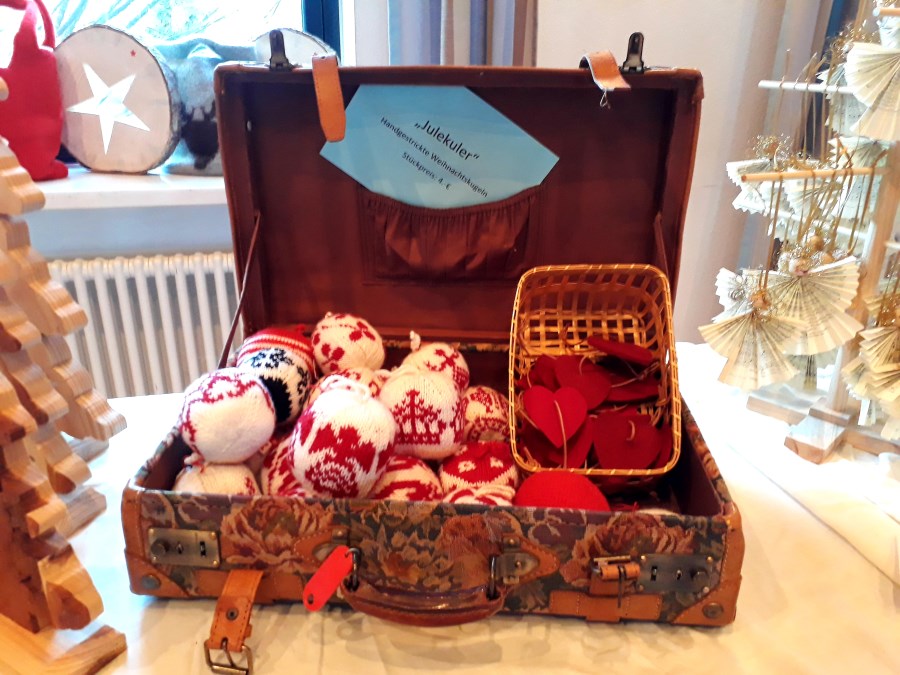 Ein offener Koffer mit Weihnachtskugeln