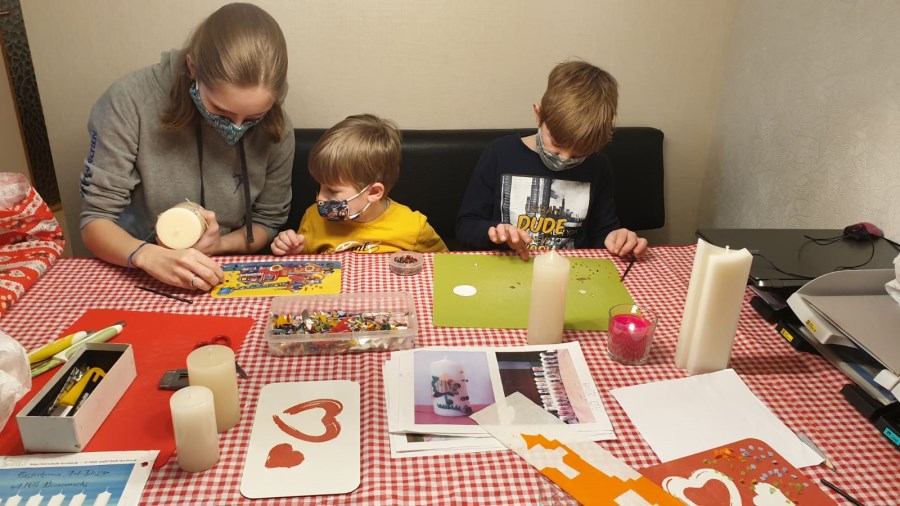 Kinder basteln Osterkerzen