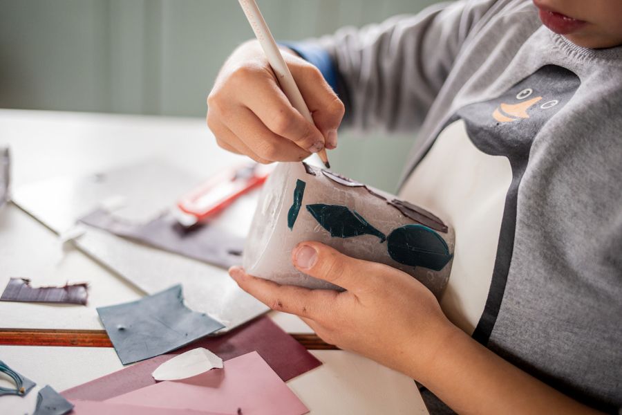 Basteln der Kerze für den Acker in der Schatzzeit im Grünen zum Thema Erde