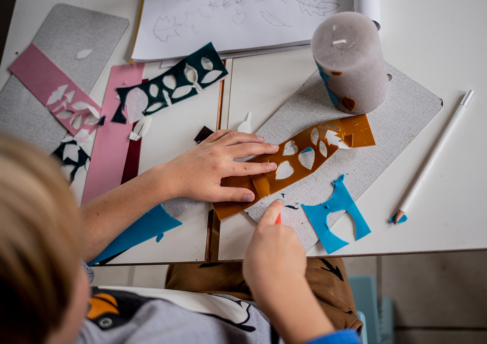 Basteln der Kerze für den Acker in der Schatzzeit im Grünen zum Thema Erde