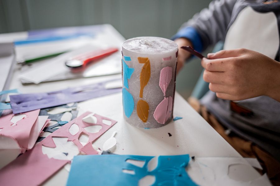 Basteln der Kerze für den Acker in der Schatzzeit im Grünen zum Thema Erde