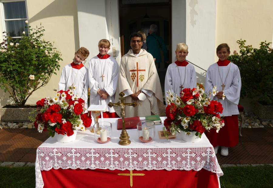 Pater Jis mit den Ministranten