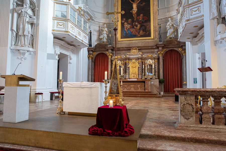Der Schrein mit der Reliquie des Heiligen Korbinian im Altarraum von St. Quirinus in Tegernsee