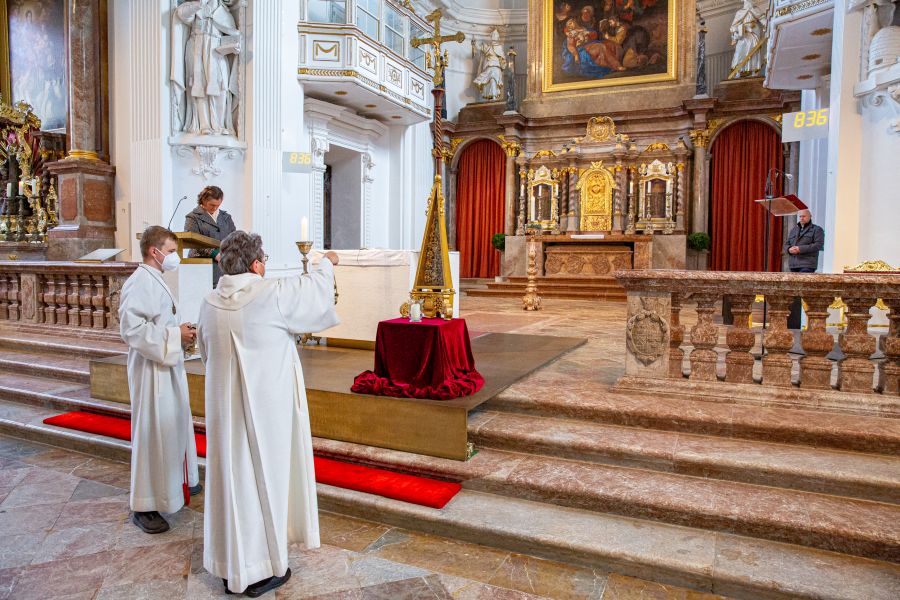 Der Pfarrer segnet die Reliquie des Heiligen Korbinian in St. Quirinus in Tegernsee.