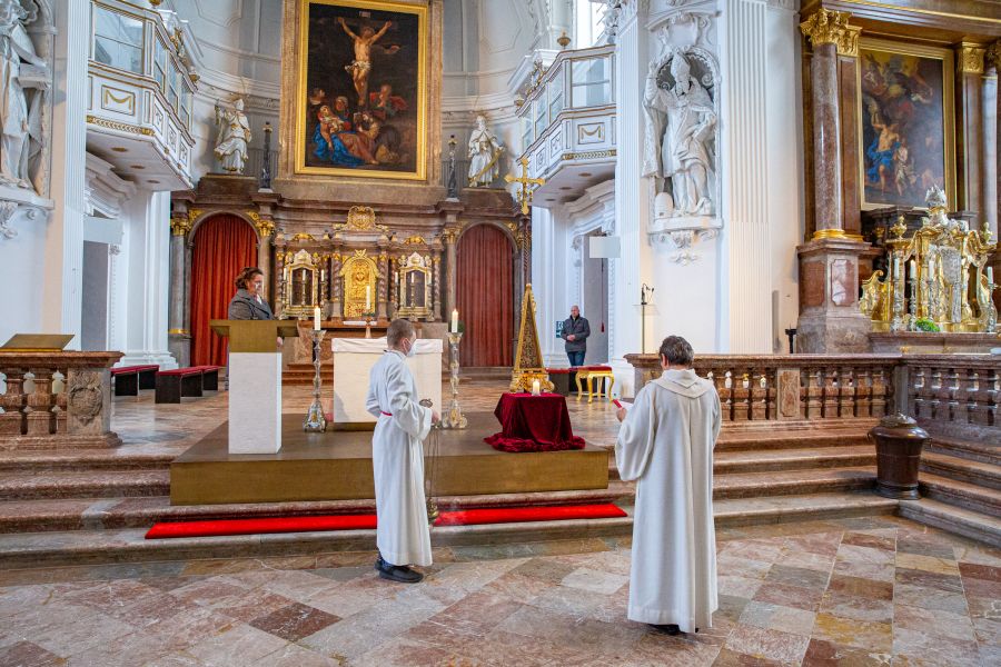 Gebet in der Andacht zu Ehren der Reliquie des Heiligen Korbinian in St. Quirinus in Tegernsee.