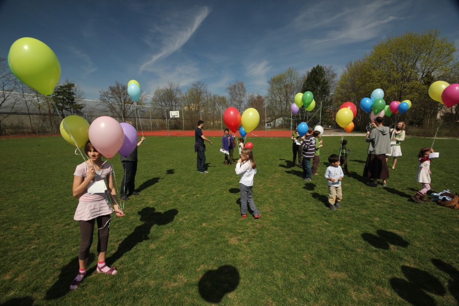 Kinder mit bunten Luftballons