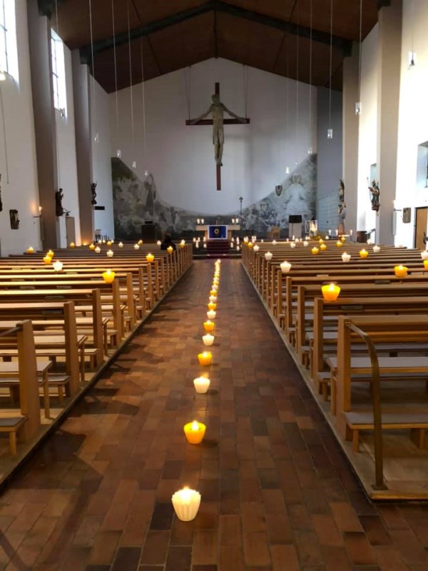 Blick auf den Altar in Allerheiligen. Im gang stehen kerzen.