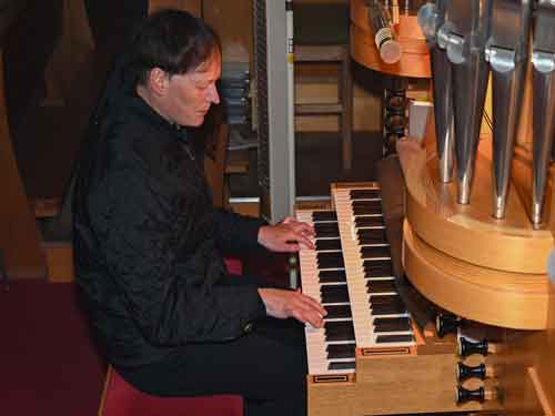 Abschlussmelodie-an-der-Orgel