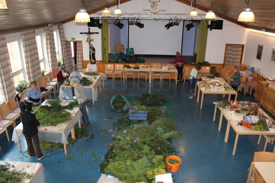 Blick in den Pfarrsaal von St. Albert, in dem Ehrenamtliche Adventskränze binden.