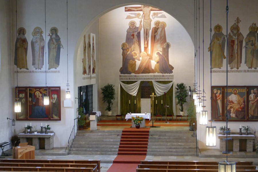 Blick von der Empore in die Kirche und den Altarraum.