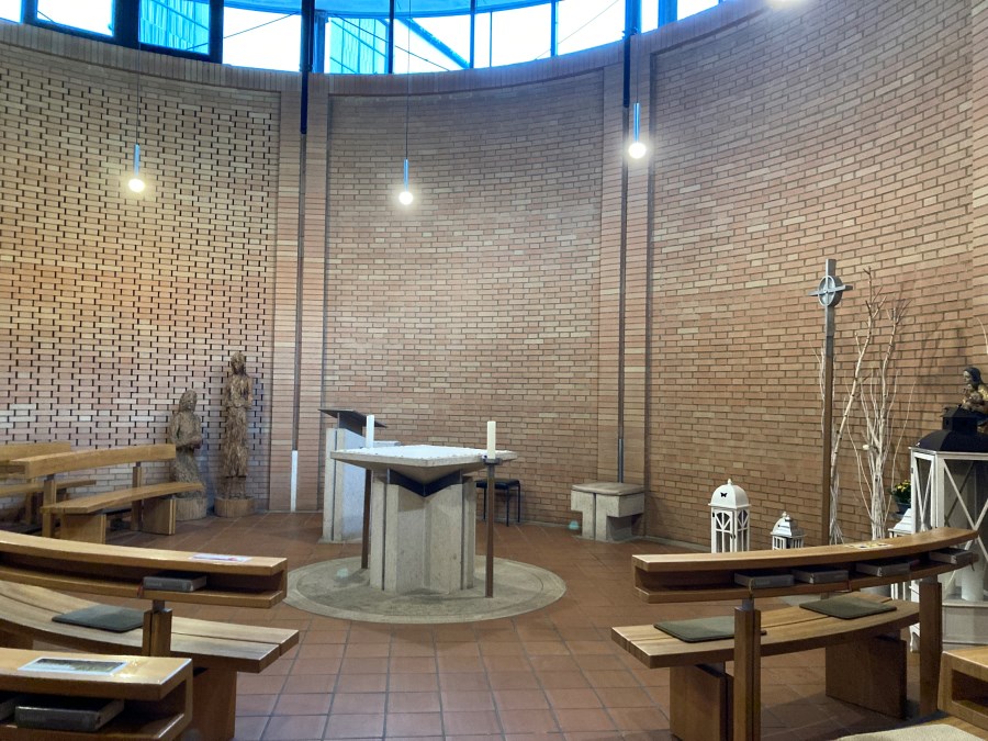 Blick auf den Altar in der Kapelle