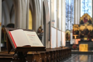 Aufgeschlagenes Lektionar in einer Kirche