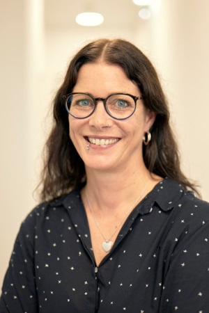 Auf dem Foto ist Claudia Eisele zu sehen. Sie ist Abteilungsleiterin Ambulante Dienste und Fachreferentin Wohnungslosenhilfe des KMFV.