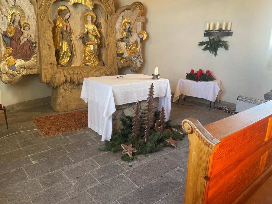 Adventsschmuck in der Zugspitzkapelle