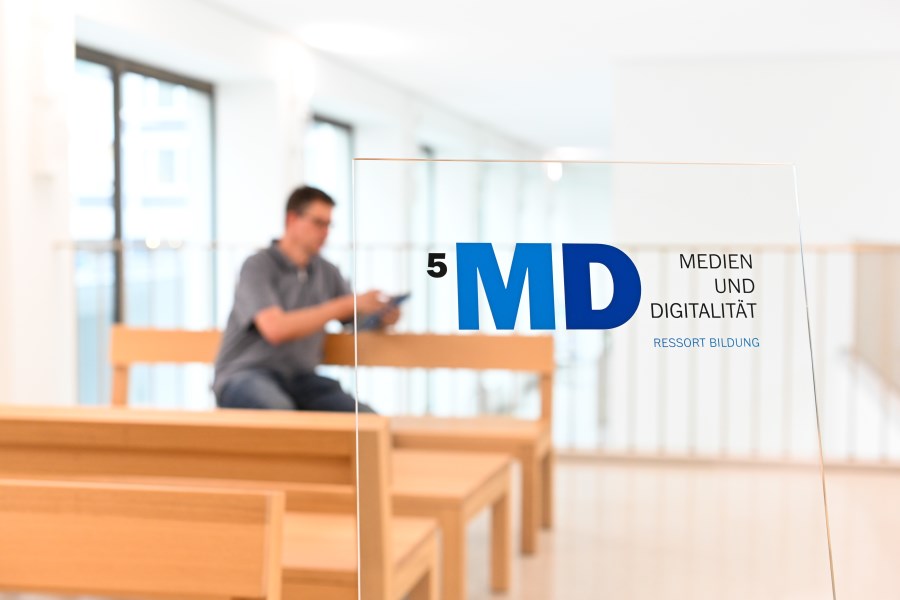 5.MD-Logo-Aufsteller im Raum, Fotograf: Tobias Hase