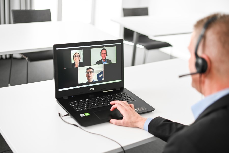 Videokonferenz mit Laptop und Headset, Foto: Tobias Hase