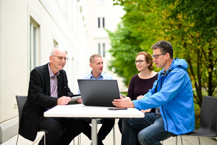Team von 5.MD berät am Laptop, Foto: Tobias Hase