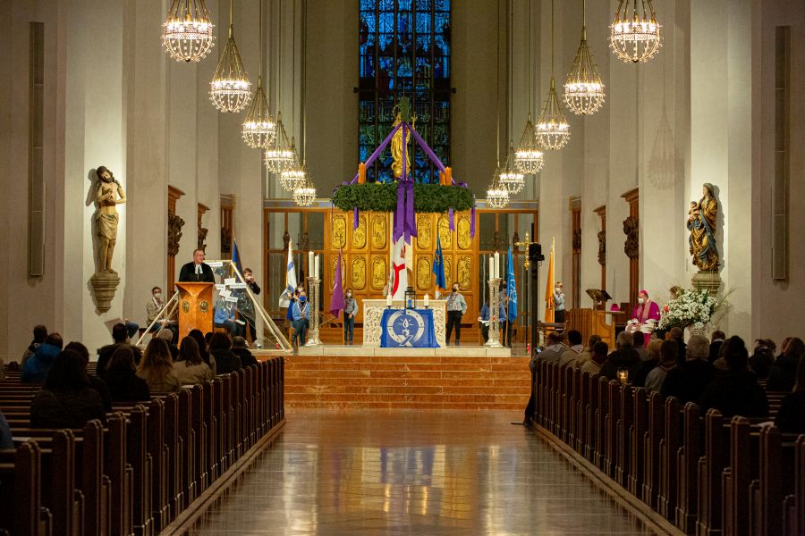Altarraum zum Gottesdienst zur Aussendung des Friedenslichts aus Betlehem in der Münchner Liebfrauenkirche