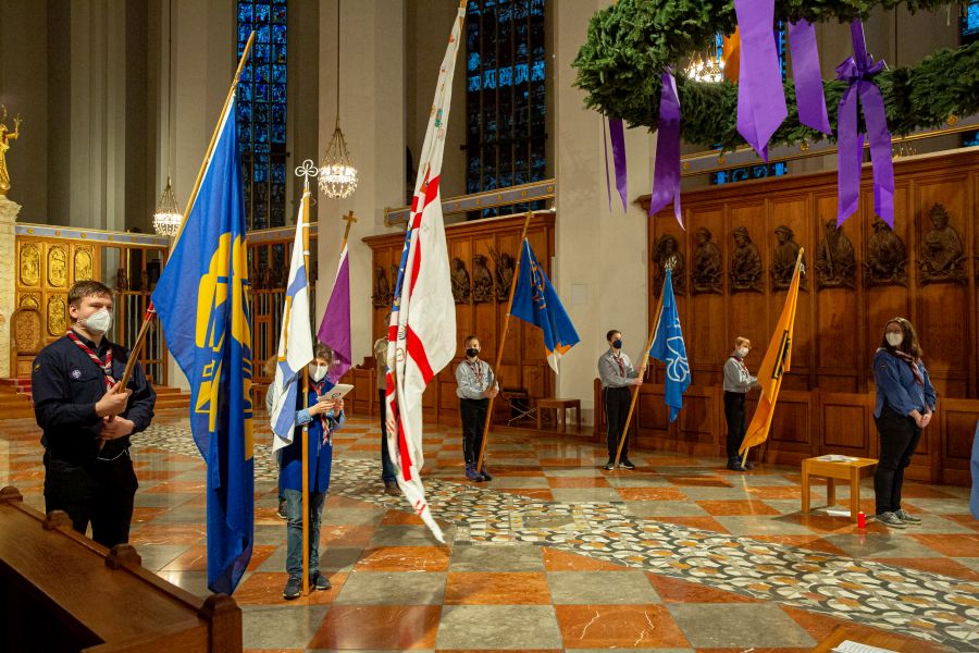 Pfadfinder mit Fahnen in der Münchner Liebfrauenkirche im Gottesdienst zur Aussendung des Friedenslichts aus Betlehem