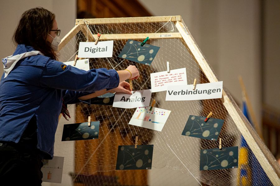 Karten mit guten Wünschen zur Aussendung des Friedenslichts aus Betlehem in der Münchner Liebfrauenkirche