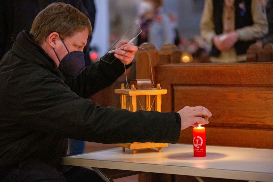 Weitertragen des Friedenslichts aus Betlehem in der Münchner Liebfrauenkirche 2021
