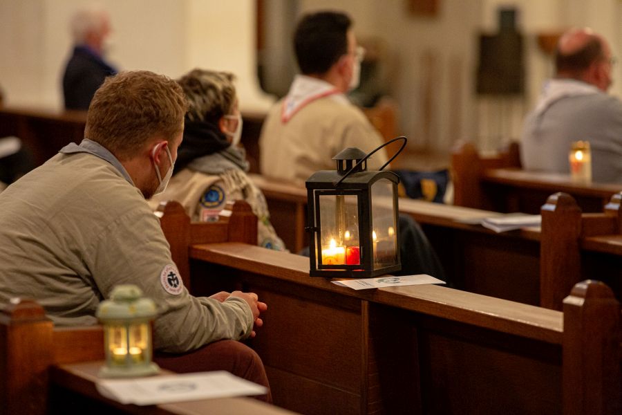 Viele Friedenslichter leutchten in den Bänken der Münchner Liebfrauenkirche zur Aussendung des Friedenslichts aus Betlehem
