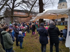 Besuchermengen in Richtung Krippe