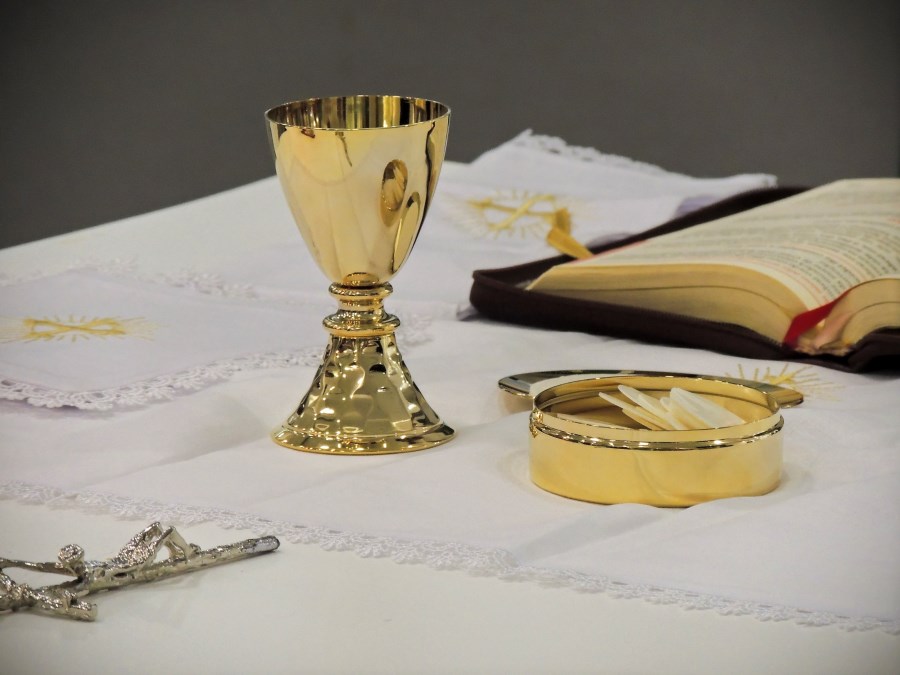 Altar mit Kelch, Patene und Messbuch