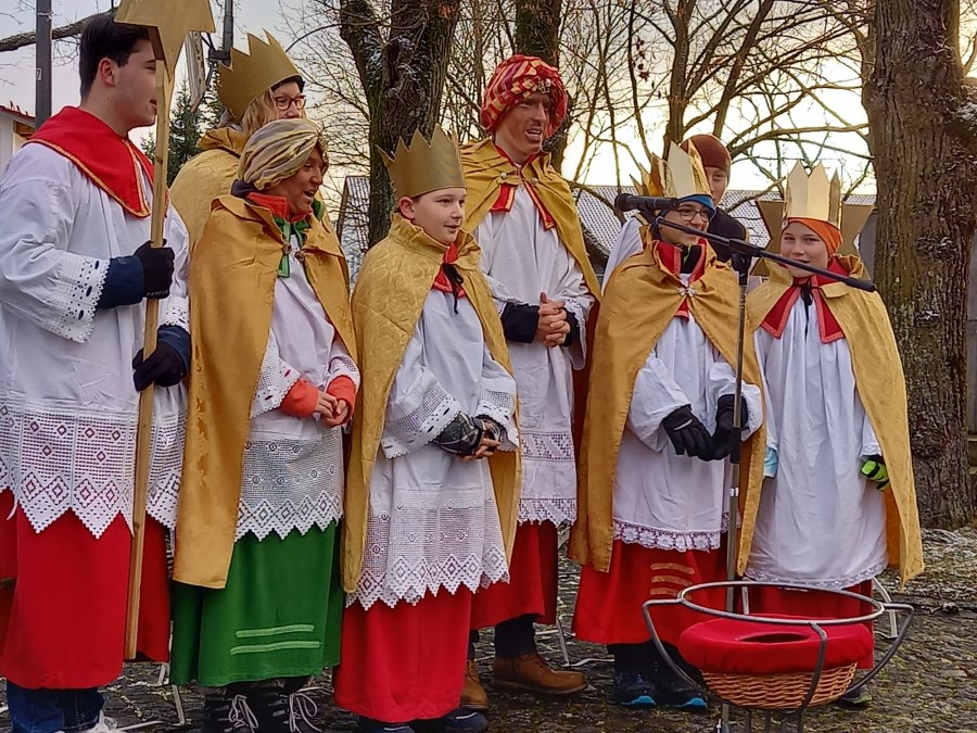 Hies sehen Sie die Mintrachinger Sternsinger während des Aussendungsgottesdienstes im Freien