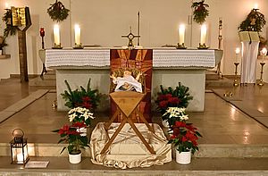 Weihnachtlich geschmückter Altar