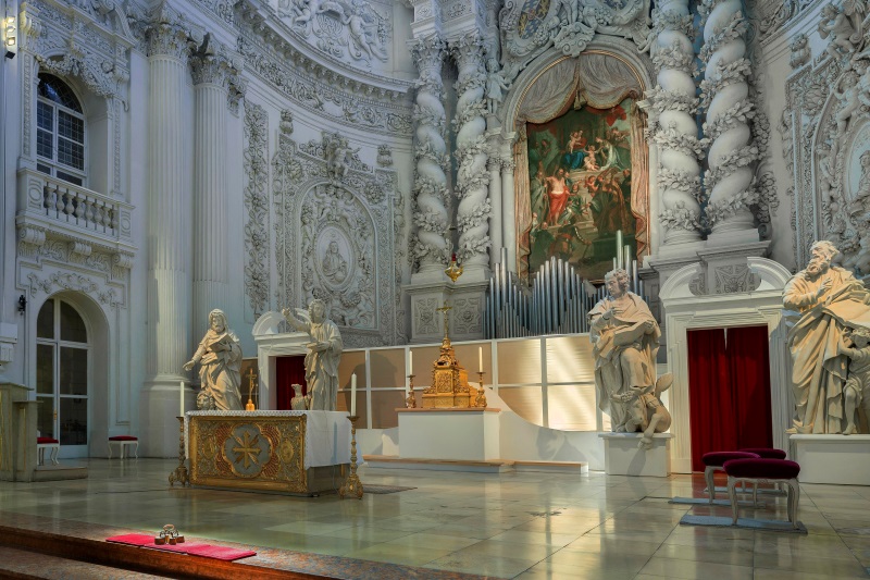Auf dem Foto ist der Hauptaltar der Theatinerkirche München mit Heiligenfiguren zu sehen