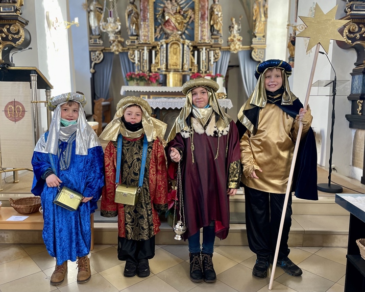 Sternsinger-Gruppe in Kirche St. Johannes