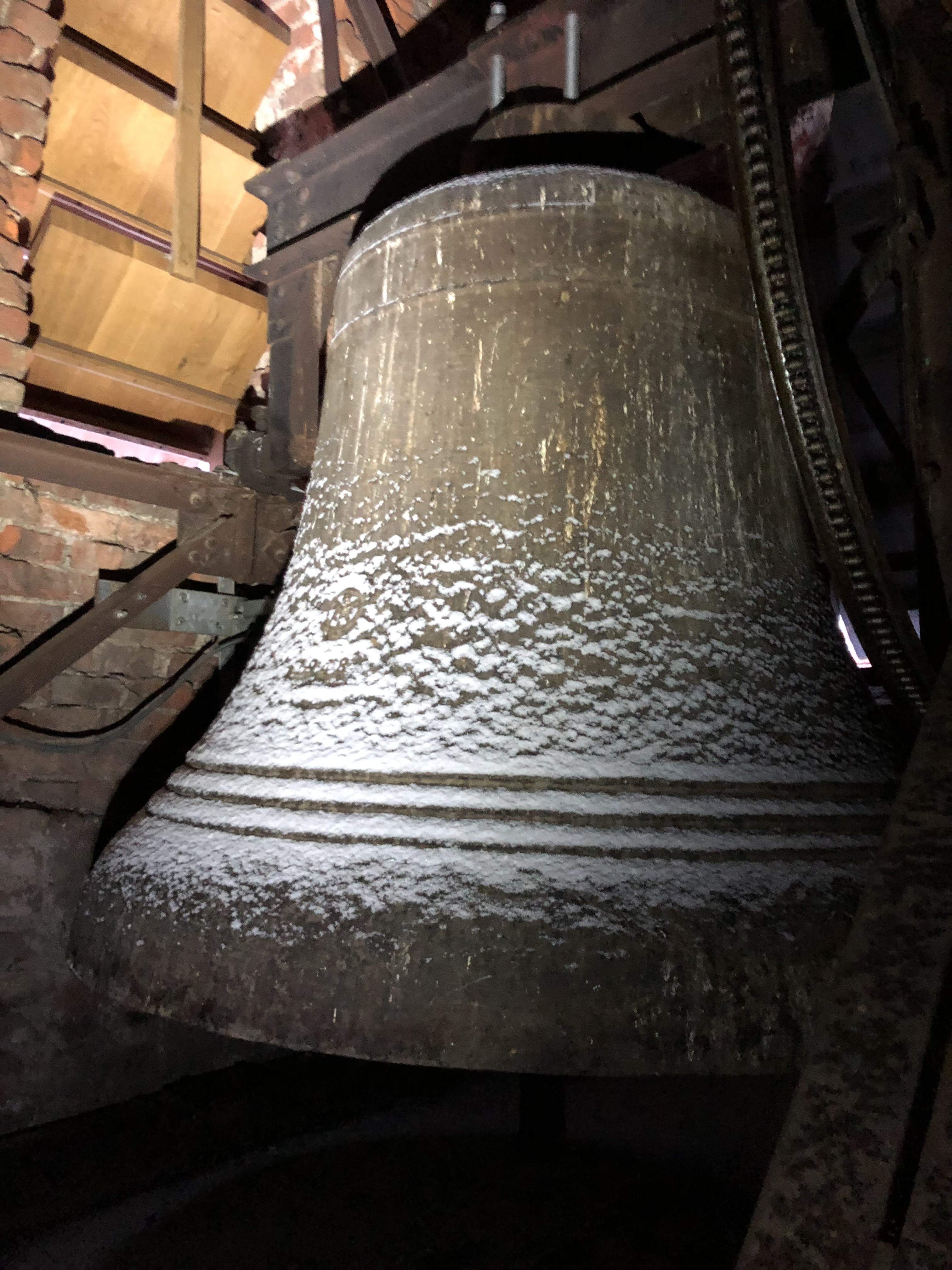 Große Glocke St. Vitus mit Schnee