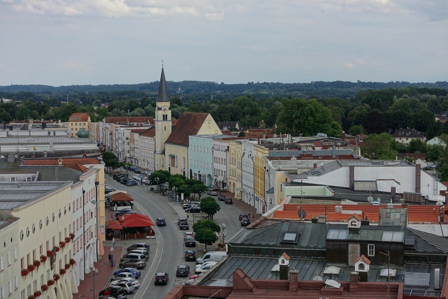 Stadtplatz Mühldorf in der Mitte die Frauenkirche