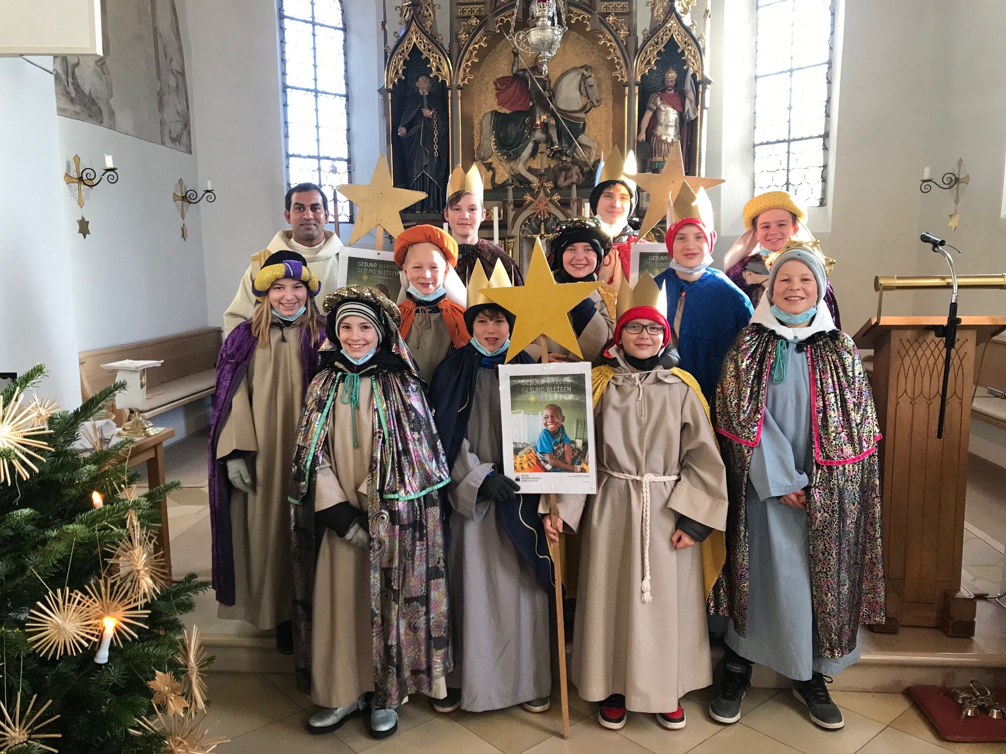 Die Großberghofer Sternsinger 2022 mit Pater Matthäus links hinten