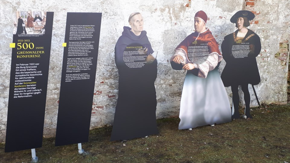 Silhouetten von Martin Luther, Papst Leo X. und Kaiser Karl V. im Burghof