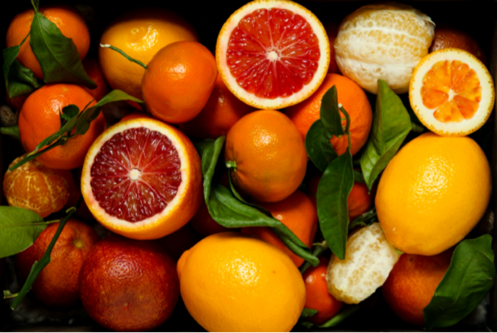 Eine Füller an Zitrusfrüchten in Rot-, Gelb- und Orangetönen