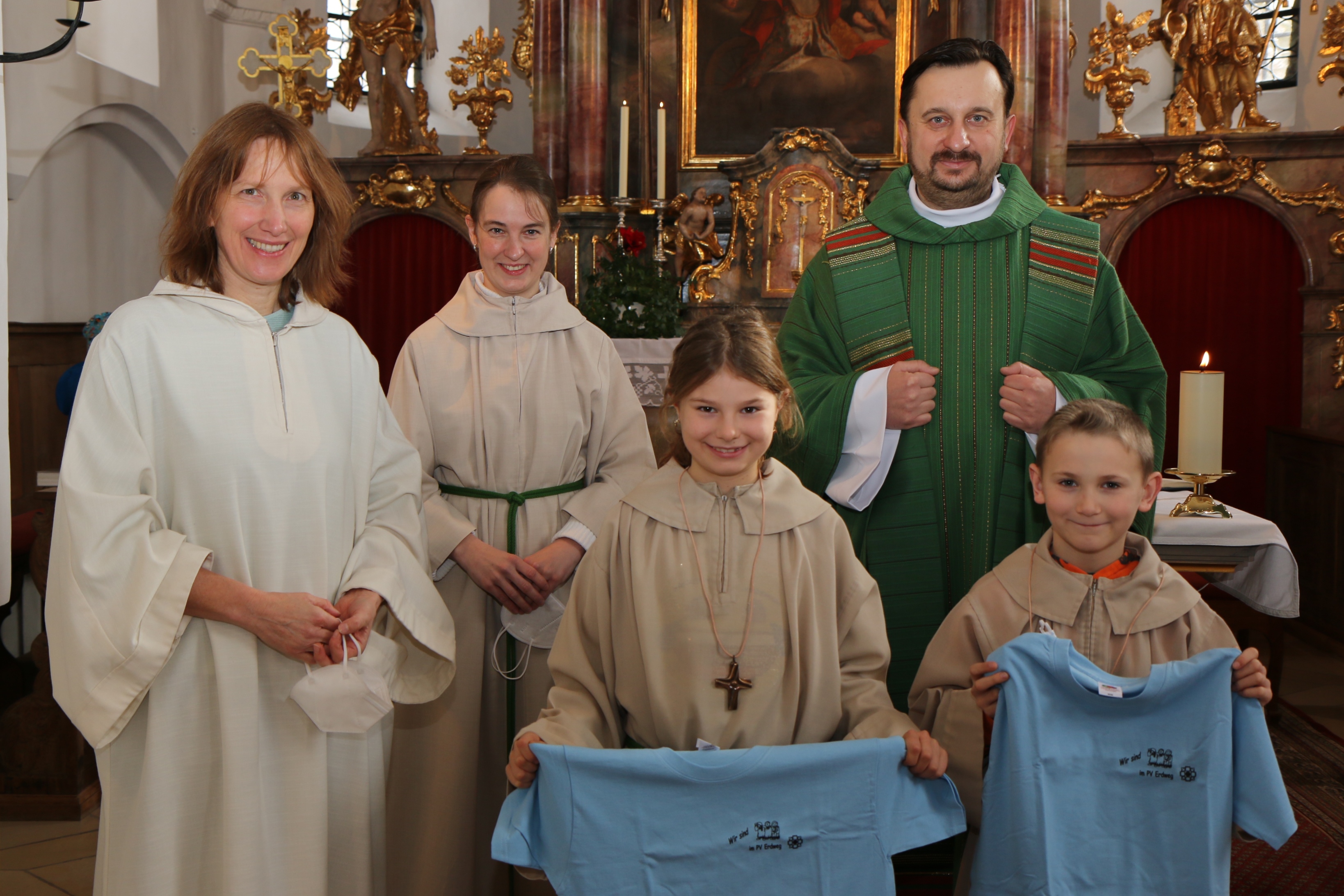 . Ministranten Aufnahme Feb 2022 in Walkertshofen. Brigitta Fottner, Christine Hillreiner, Johanna Ring und Josef Thätter und Pfr. Bula.