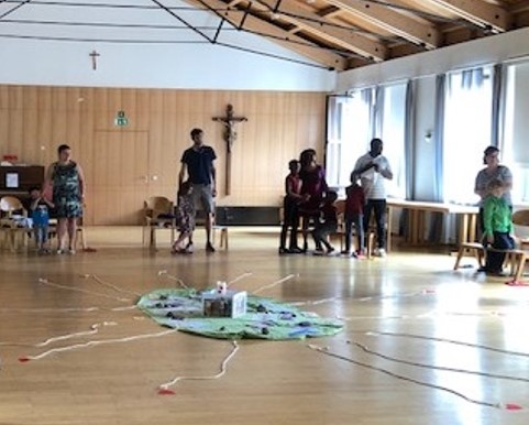 Familien beim Kindergottesdienst im Pfarrsaal Allerheiligen