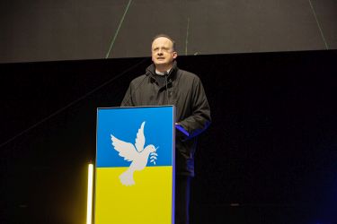 Generalvikar Christoph Klingan spricht auf der Friedensdemonstration auf dem Münchner Königsplatz