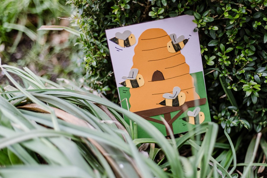 Postkarte Bienenönigin im Grünen