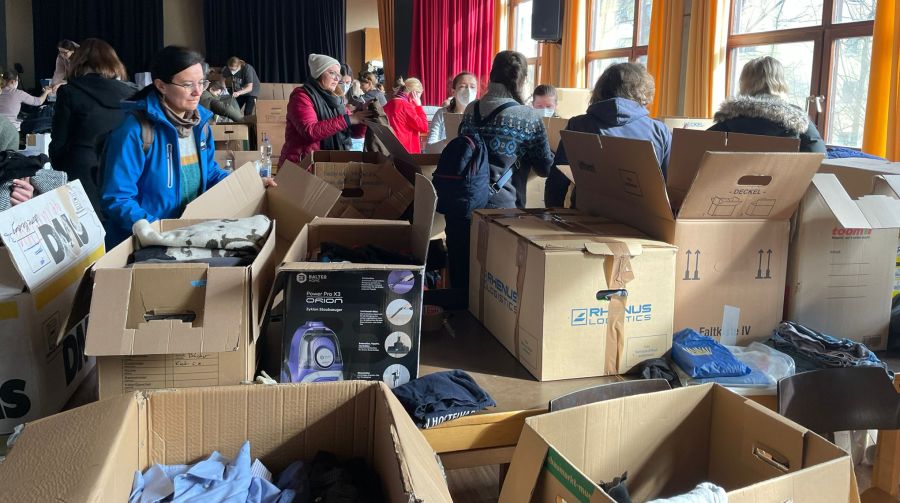 Freiwillige packen Pakete für ukrainische Kriegsopfer in der ukrainischen Gemeinde in München