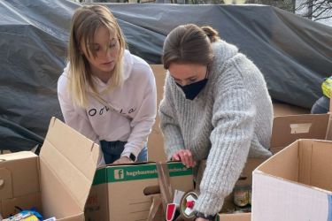 Helferinnen der ukrainischen Gemeinde beim Packen von Spendenpaketen
