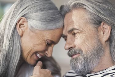 Frau und Mann wenden sich einander liebevoll zu