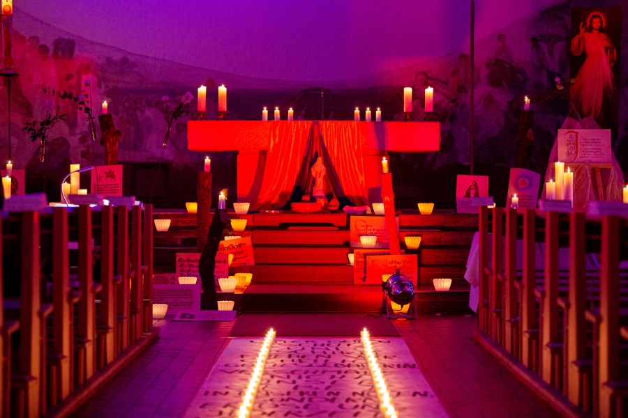 Beleuchteter Weg zum Altar