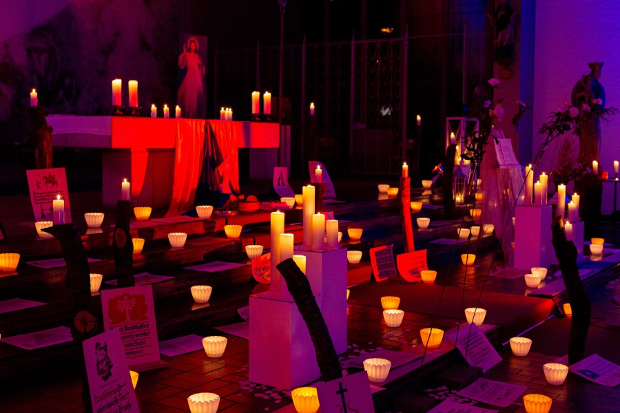 Kerzen vor dem Altar