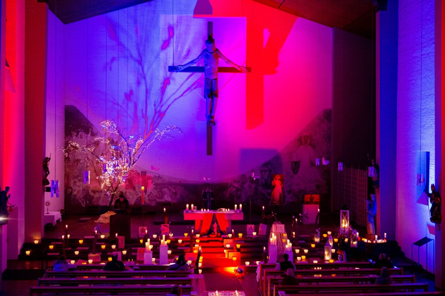 Beleuchteter Altarraum